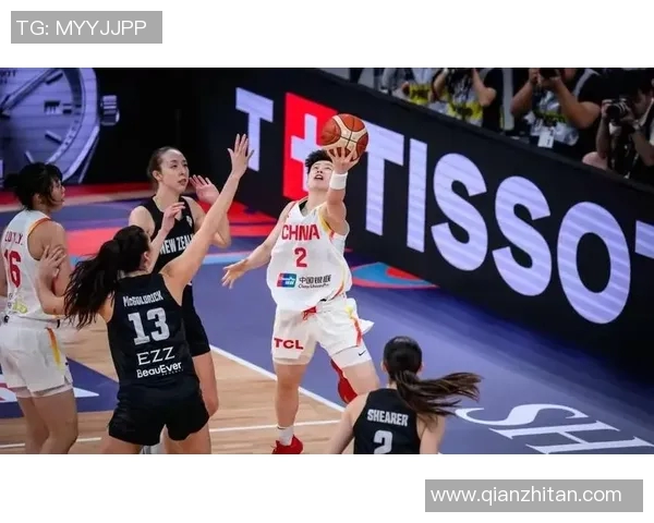 中国女篮战胜澳大利亚罗欣棫三分表现抢眼地板滑问题引发热议